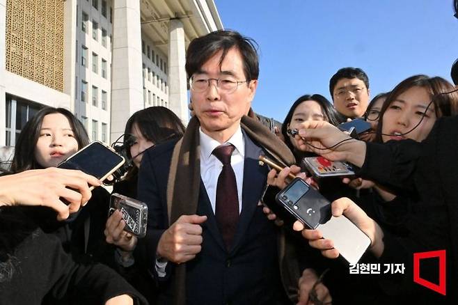 조경태 의원이 지난해 12월 7일 비공개 의원총회에서 나오면서 취재진의 질문을 받고 있다. 그는 여당 의원 중 처음으로 윤석열 대통령 탄핵에 찬성하는 입장을 밝혔다. 김현민 기자