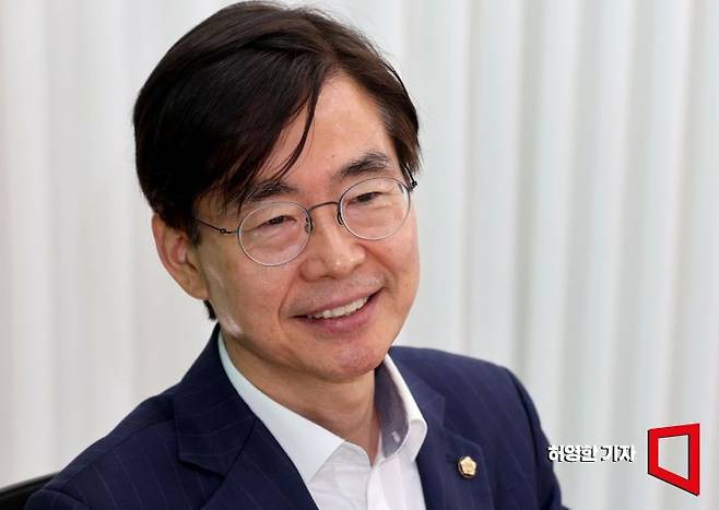 조 의원은 "국민 지지를 얻지 못하는 야당은 죽은 야당"이라며 "살기 위해서는 가죽을 벗기는 혁신을 해야만 한다"고 강조했다. 허영한 기자