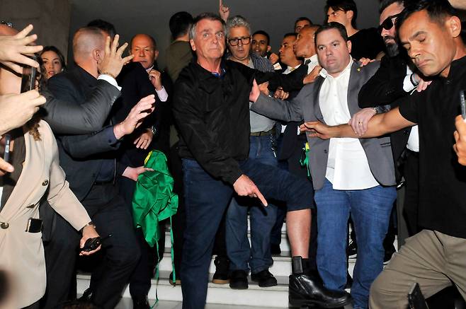 ๋ณด์ฐ์๋๋ฃจ ์ ๋ธ๋ผ์ง ๋ํต๋ น์ด 21์ผ ๋ณธ์ธ์ ์ ์๋ฐ์ฐ๋ฅผ ๊ณต๊ฐํ๊ณ ์๋ค. /AP ์ฐํฉ๋ด์ค