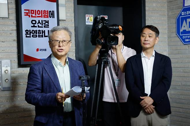 국민의힘 유일준 당무감사위원장(왼쪽)이 25일 서울 여의도 당사에서 대선 후보 강제 교체 시도와 관련해 당무감사 결과를 발표하고 있다. 이날 당무감사위원회는 권영세 전 비상대책위원장과 이양수 전 선거관리위원장에 대한 당원권 정지 3년의 중징계를 당 윤리위원회에 청구하기로 했다. 뉴스1