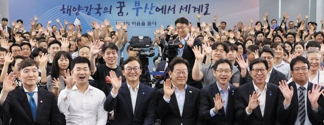 부산서 세 번째 타운홀 미팅 - 이재명 대통령이 25일 부산 부경대에서‘부산의 마음을 듣다’라는 주제로 열린 타운홀 미팅을 마친 뒤 손을 들어 기념 촬영을 하고 있다. 연합뉴스