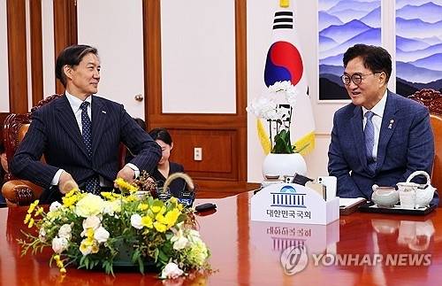 우원식 국회의장(오른쪽)과 조국 전 대표. 연합뉴스