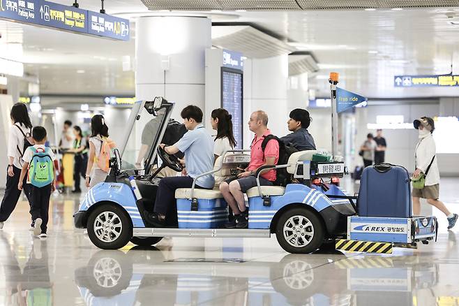 쉼 없이 여행객을 실어나르는 전동카트. 뒤편에 짐 싣는 공간이 따로 있다.