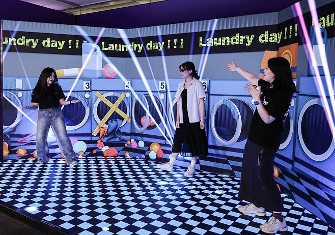 혼자 와도 괜찮다. 흥이 넘치는 크루들(양 옆)과 함께 즐길 수 있기 때문이다.