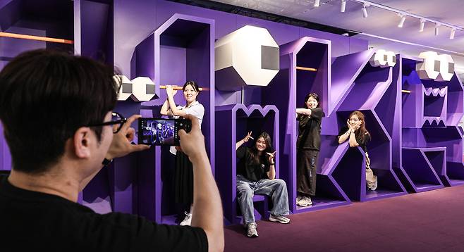 기념촬영도 크루들과 함께.