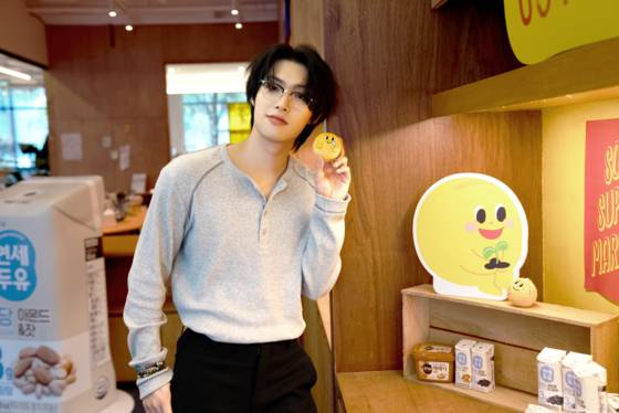 '뭘 먹고 자랐길래' 촬영 중인 에이티즈 민기는 자신에 대해 "에이티즈에 색채를 불어넣는 역할을 하고 있다"고 말했다. 사진 유튜브 채널 지글지글클럽 캡처