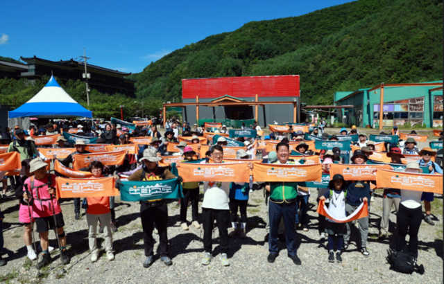 ▲ 강원관광재단이 주관한 ‘운탄고도1330 테마 트레일 페스티벌’이 26일 태백에서 열려 500여명의 참가자들은 알리소(옛 소원지캠핑장)를 출발해 태백체험공원·지지리골을 거쳐 자작나무숲으로 이어지는 ‘운탄고도 6길’을 걷고, 한강·낙동강 발원지 축제와 황지시장·관광지 등 연계 코스를 방문해 프로그램을 즐겼다.