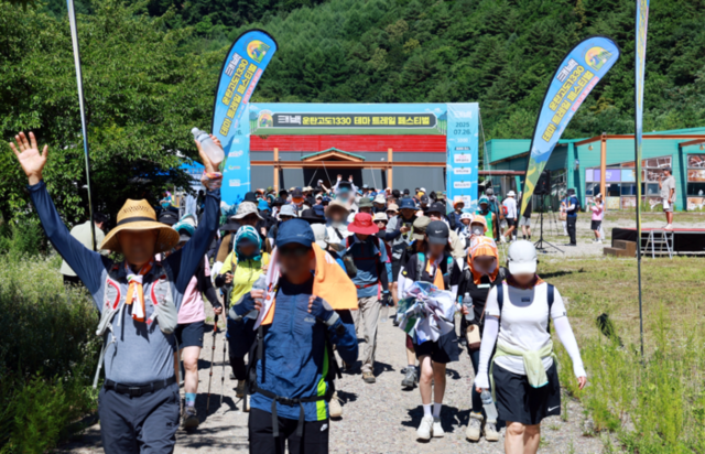 ▲ 강원관광재단이 주관한 ‘운탄고도1330 테마 트레일 페스티벌’이 26일 태백에서 열려 500여명의 참가자들은 알리소(옛 소원지캠핑장)를 출발해 태백체험공원·지지리골을 거쳐 자작나무숲으로 이어지는 ‘운탄고도 6길’을 걷고, 한강·낙동강 발원지 축제와 황지시장·관광지 등 연계 코스를 방문해 프로그램을 즐겼다.