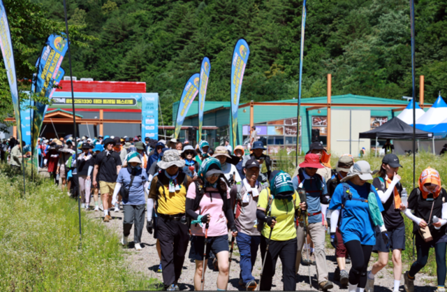 ▲ 강원관광재단이 주관한 ‘운탄고도1330 테마 트레일 페스티벌’이 26일 태백에서 열려 500여명의 참가자들은 알리소(옛 소원지캠핑장)를 출발해 태백체험공원·지지리골을 거쳐 자작나무숲으로 이어지는 ‘운탄고도 6길’을 걷고, 한강·낙동강 발원지 축제와 황지시장·관광지 등 연계 코스를 방문해 프로그램을 즐겼다.