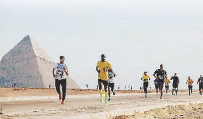 이집트 기자의 대피라미드와 스핑크스 주변을 달리는 ‘피라미드 하프 마라톤’ 참가자들. 월드마라톤 홈페이지(worldsmarathons.com)