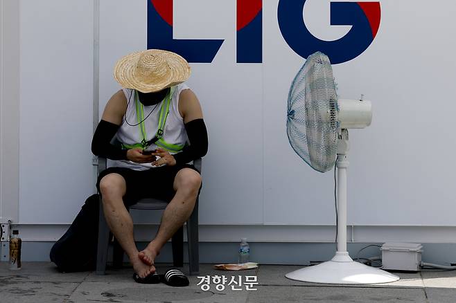 지난 24일 서울 도심에서 한 시민이 그늘에 앉아 있다. 문재원 기자