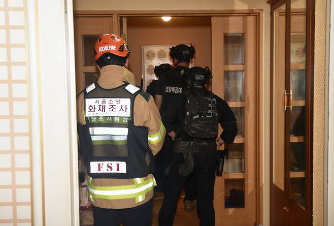 60대 남성이 지난 21일 인천 송도국제도시 아파트에서 아들을 사제총기로 살해한 뒤 체포됐다. 경찰이 21일 집에 폭발물을 설치했다는 피의자 진술을 토대로 서울 도봉구 피의자 자택을 수색하고 있다. 서울소방재난본부 제공