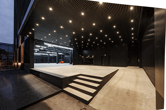 서울옥션이 운영하는 미술품 전문 수장고 ‘장흥 뉴 아트 스토리지’(신관) 입구의 미술품 이송 통로. 서울옥션