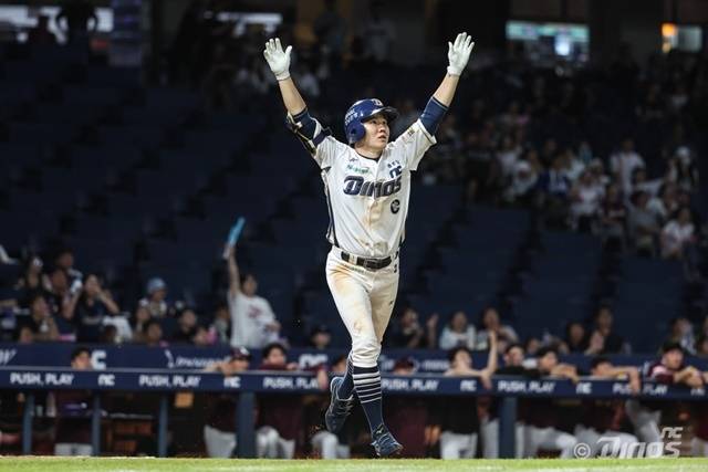 끝내기 홈런을 친 뒤 환호하는 박민우. 사진=NC 제공