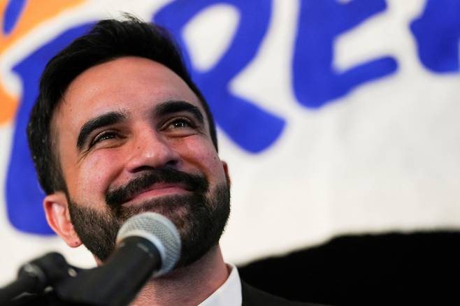 조란 맘다니 뉴욕주 퀸즈 하원의원이 지난달 25일(현지시간) 뉴욕에서 시장을 뽑는 선거에 출마할 민주당 후보를 선출하는 예비선거 행사에서 연설하고 있다. /로이터=뉴스1