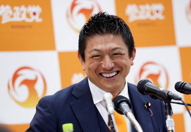 20일 일본 도쿄의 개표소에서 일본 야당 참정당의 대표인 가미야 소헤이가 기자들과 대화하며 미소를 짓고 있다./로이터=뉴스1