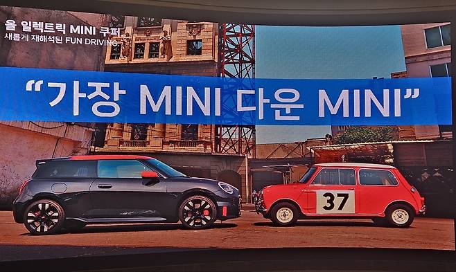 ‘더 뉴 올-일렉트릭 MINI 쿠퍼’ 미디어 시승 행사에서 제품 설명이 진행 중이다. 서재근 기자