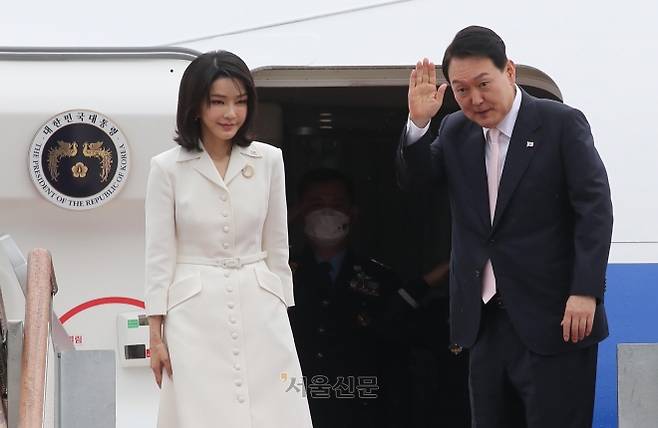 윤석열 전 대통령과 부인 김건희 여사가 지난 2022년 6월 취임 후 첫 해외 순방 일정으로 스페인 마드리드에서 열리는 북대서양조약기구(나토) 정상회의에 참석하기 위해 서울공항을 출발하며 손을 흔들고 있다. 서울신문DB