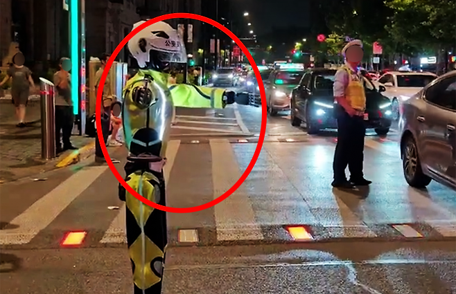 23일(현지시간) 중국 상하이 황푸구의 한 주요 교차로에서 경찰 제복을 입은 휴머노이드 로봇 ‘샤오후’(小虎, Little Tiger)가 교통을 안내하고 있다. 인스타그램 shletsmeet 캡처