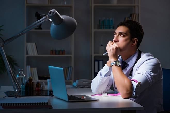 하루 덜 일하는 주 4일제가 근로자와 기업 양쪽에 모두 이익이 된다는 사실이 밝혀졌다. 아이클릭아트
