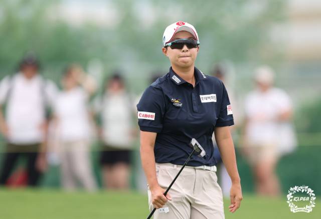 윤이나와 한 조 대결을 벌이는 김효주. 사진 제공=KLPGA