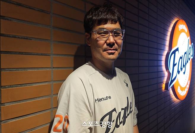 한화 포수 이재원이 류현진과 김광현이 선발 맞대결하는 26일 대전 경기를 앞두고 취재진과 인터뷰하고 있다.