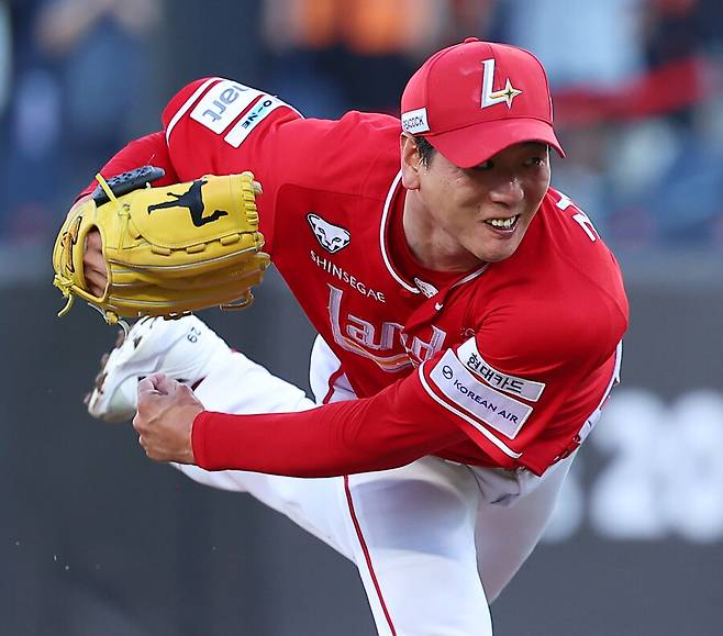 ▲ SSG 랜더스 왼손투수 김광현이 한화 이글스 류현진과의 \'류김대전\'에서 압승을 거뒀다. 류현진이 1이닝 5실점으로 무너진 가운데 김광현은 6이닝 2실점으로 퀄리티스타트를 달성했다. ⓒ 연합뉴스