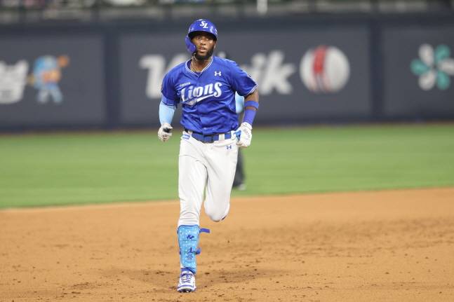 삼성 디아즈가 25일 KT전 9회초 솔로 홈런을 날리고 베이스를 돌고 있다. /사진=삼성 라이온즈 제공