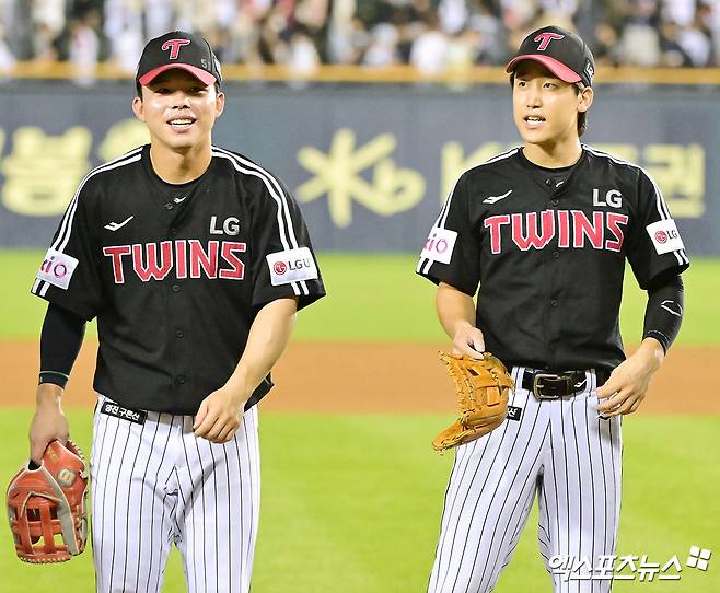 25일 오후 서울 송파구 잠실야구장에서 열린 '2025 신한 SOL Bank KBO리그' LG 트윈스와 두산 베어스의 경기, LG가 9회초 문성주의 역전 쐐기타와 구본혁의 호수비에 힘입어 두산에 6:5 역전승을 거뒀다. 이날 경기에서 승리한 LG 선수들이 기뻐하고 있다. 엑스포츠뉴스 잠실, 김한준 기자