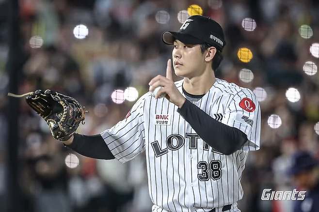 롯데 자이언츠 좌완 파이어볼러 홍민기가 25일 부산 사직야구장에서 열린 2025 신한 SOL Bank KBO리그 KIA 타이거즈와의 팀 간 10차전에서 1.2이닝 무실점 홀드를 기록, 팀 3연승을 견인했다. 사진 롯데 자이언츠