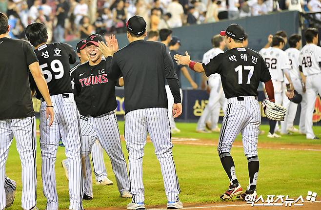 25일 오후 서울 송파구 잠실야구장에서 열린 '2025 신한 SOL Bank KBO리그' LG 트윈스와 두산 베어스의 경기, LG가 9회초 문성주의 역전 쐐기타와 구본혁의 호수비에 힘입어 두산에 6:5 역전승을 거뒀다. 이날 경기에서 승리한 LG 선수들이 기뻐하고 있다. 엑스포츠뉴스 잠실, 김한준 기자