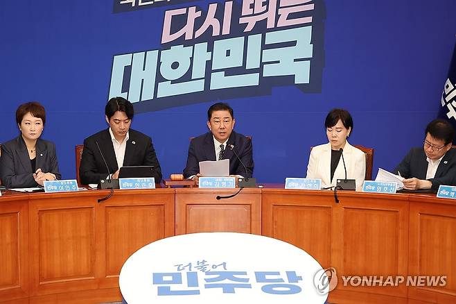 민주당 최고위원회의 (서울=연합뉴스) 김주성 기자 = 더불어민주당 김병기 당대표 직무대행 겸 원내대표가 25일 서울 여의도 국회에서 열린 최고위원회의에서 발언하고 있다. 2025.7.25 utzza@yna.co.kr