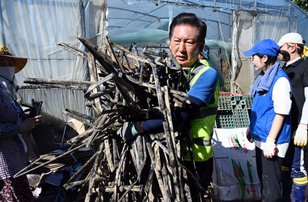 더불어민주당 당 대표 선거에 출마한 정청래 의원이 27일 오전 집중호우로 피해를 입은 광주시 북구 용두동의 비닐하우스 농가를 찾아 수해 복구 작업을 돕고 있다. /나명주기자mjna@kwangju.co.kr