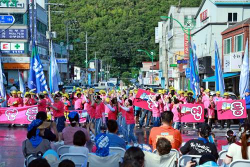 ◇태백의 대표 여름 축제인 제10회 한강·낙동강 발원지 축제가 지난 26일 태백 일원에서 워터 워킹 퍼레이드를 시작으로 개막했다. 축제는 다음달 3일까지 진행된다. 사진은 올해 워터 워킹 퍼레이드의 모습.