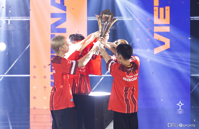 모든 경기를 마치고 트로피를 들어 올린 베트남 선수들.