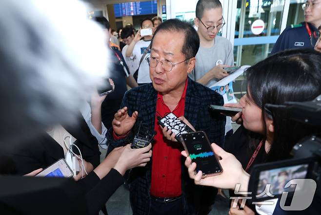 국민의힘 대선 경선에서 탈락한 뒤 정계 은퇴를 선언하고 하와이로 떠났던 홍준표 전 대구시장이 17일 인천국제공항을 통해 귀국해 인터뷰를 하고 있다. 2025.6.17/뉴스1 ⓒ News1 권현진 기자