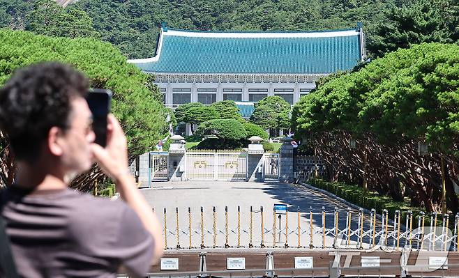 청와대 관람 일시 종료를 앞두고 마지막 주말인 27일 서울 종로구 청와대 앞에서 시민들이 지나고 있다. 2025.7.27/뉴스1 ⓒ News1 김도우 기자