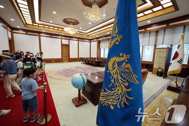 제21대 대통령 선거 투표일인 3일 서울 종로구 청와대에서 관람객들이 경내를 둘러보고 있다. 2025.6.3/뉴스1 ⓒ News1 황기선 기자