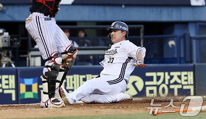 27일 서울 송파구 잠실야구장에서 열린 프로야구 '2025 신한 SOL뱅크 KBO 리그' LG 트윈스와 두산 베어스의 경기, 4회말 무사 1, 3루 상황 두산 정수빈의 역전 1타점 희생플라이 때 3루 주자 김인태가 홈으로 슬라이딩으로 세이프되고 있다. 2025.7.27/뉴스1 ⓒ News1 박지혜 기자