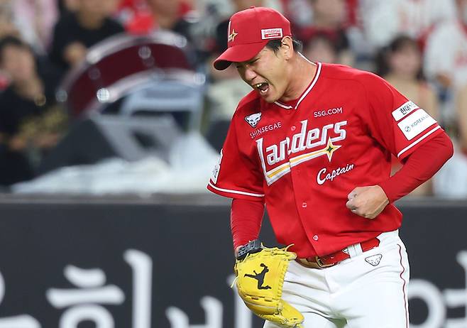 SSG 김광현이 26일 대전 한화생명 볼파크에서 열린 2025 KBO리그 정규시즌 한화전에서 아웃카운트를 잡은 후 환호하고 있다. 사진 | 연합뉴스