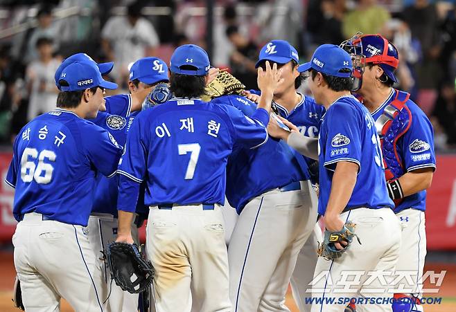 완봉승을 거둔 후라도를 가운데로 밀어 넣은 포수 강민호의 센스.