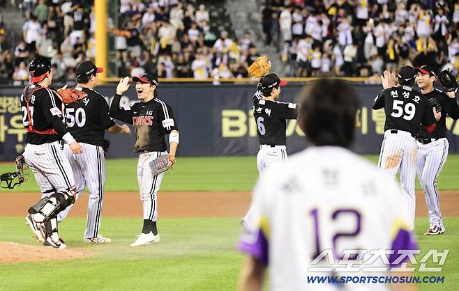 26일 잠실구장에서 열린 두산과 LG의 경기. LG가 두산에 승리하며 6연승을 기록했다. 경기 종료 후 승리의 기쁨을 나누고 있는 LG 선수들. 잠실=송정헌 기자songs@sportschosun.com/2025.07.26/