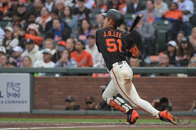 이정후가 27일(한국시각) 오라클파크에서 열린 뉴욕 메츠전에서 4회말 선제 타점을 올리는 2루수 땅볼을 치고 있다. Imagn Images연합뉴스