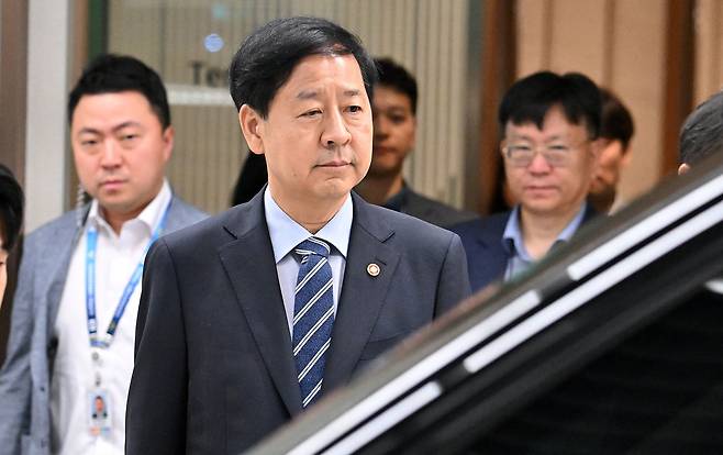 한미 '2+2 통상협상'을 위해 미국 출국이 예정됐던 구윤철 경제부총리 겸 기획재정부 장관이 24일 오전 미국 측의 일정 변경으로 인해 출국이 취소되자 인천국제공항 제2터미널을 나서고 있다. /뉴스1