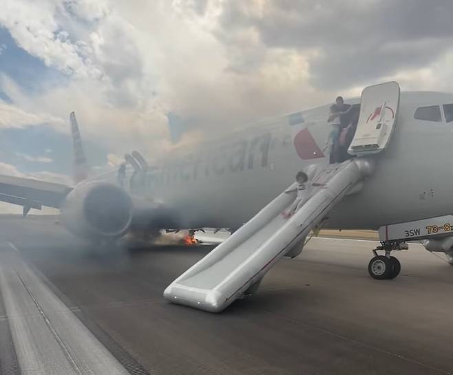 미국 아메리칸항공 여객기에서 불이 나 승객들이 대피하고 있다. /인스타그램