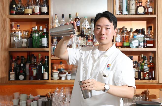 지난 22일 서울 종로구 칵테일바 '참제철'에서 만난 디아지오 '월드클래스 코리아 2025' 우승자 박희만 바텐더가 조선비즈와 인터뷰 전 사진 촬영을 하고 있다. /장경식 기자