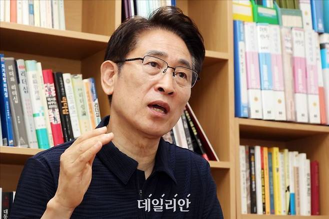 최진 대통령리더십연구원장이 지난 24일 오전 서울 여의도 대통령리더십연구원에서 데일리안과 인터뷰를 하고 있다. ⓒ데일리안 홍금표 기자