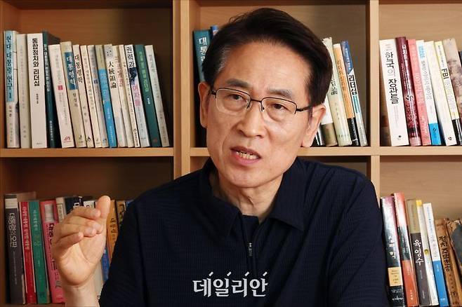 최진 대통령리더십연구원장이 지난 24일 오전 서울 여의도 대통령리더십연구원에서 데일리안과 인터뷰를 하고 있다. ⓒ데일리안 홍금표 기자