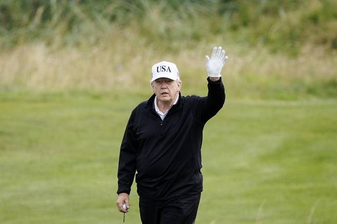 도널드 트럼프 미국 대통령이 26일(현지시간) 영국 스코틀랜드의 턴버리에서 골프 도중 손을 흔들고 있다. EPA 연합