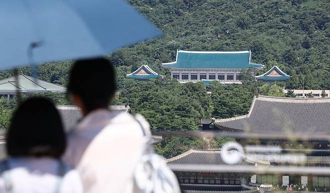 청와대 관람 일시 종료를 앞두고 마지막 주말인 27일 서울 종로구 청와대의 모습. 뉴스1